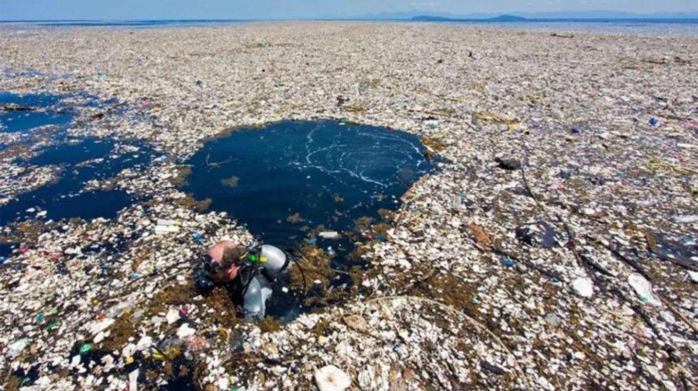 太平洋のプラスチックの島 写真からオンラインパズル