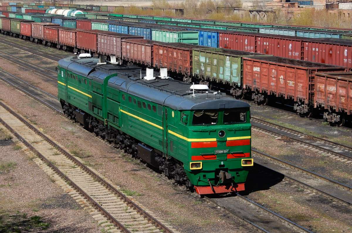 Dieselová lokomotiva 2TE10M puzzle online z fotografie