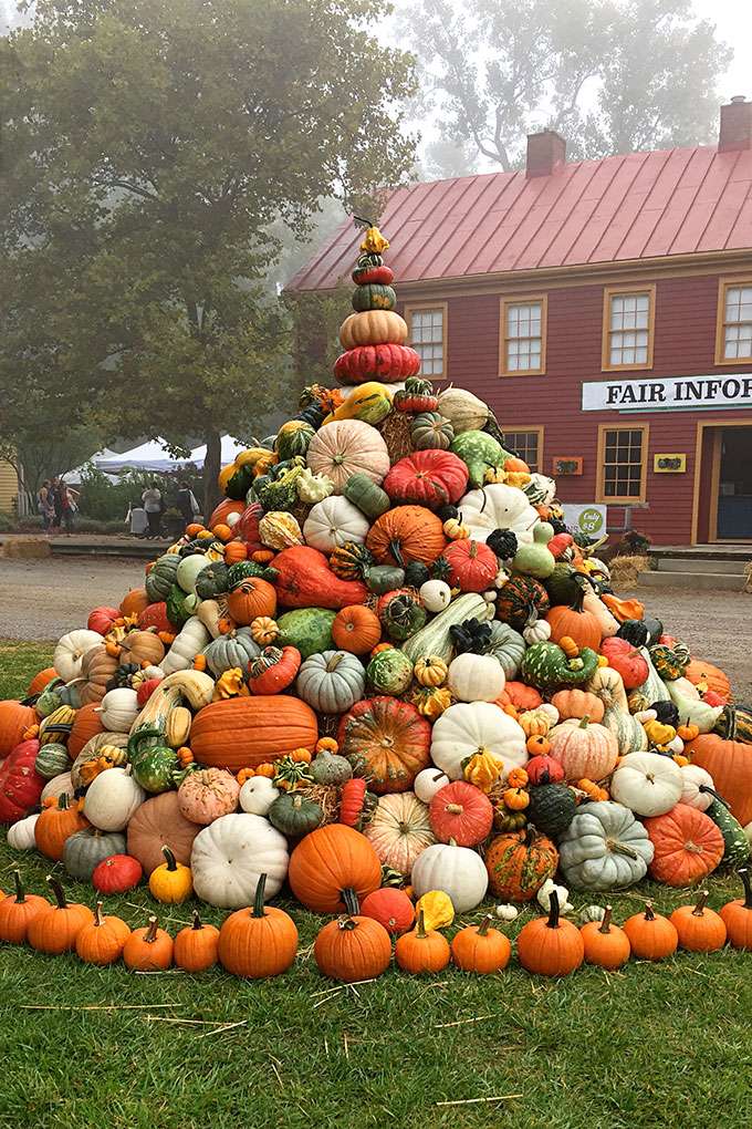 Country Living Pumpkin Tower онлайн пъзел от снимка