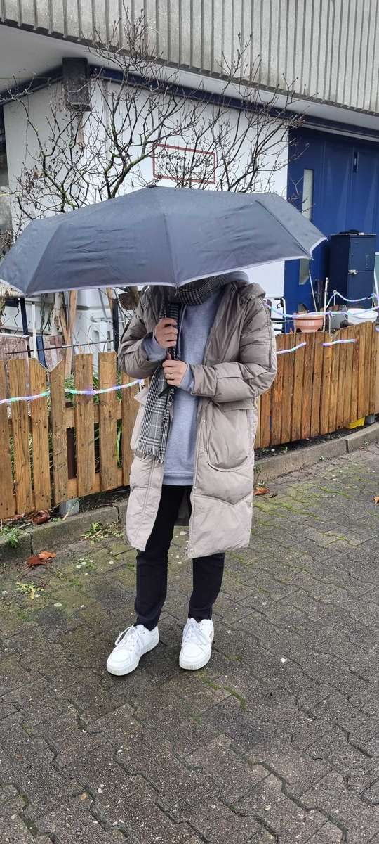 blyg tjej med paraply pussel online från foto