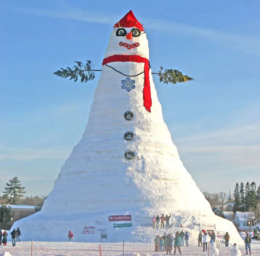 Самый высокий снеговик пазл онлайн из фото