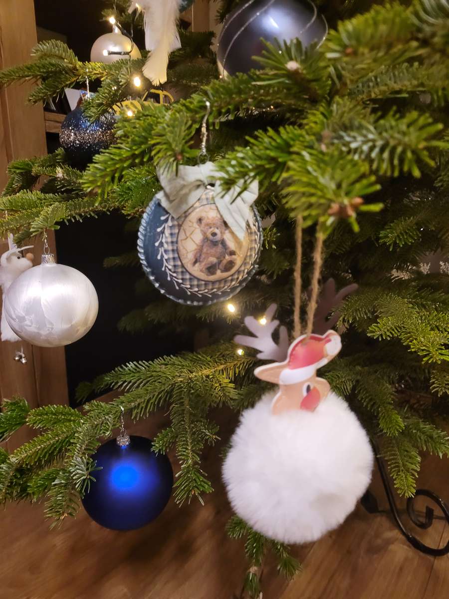 Un fragante árbol de Navidad puzzle online a partir de foto