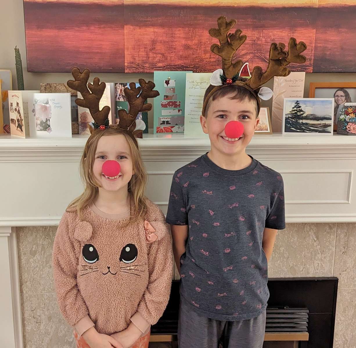 Sophia och Carson som Rudolph-hjälpare pussel online från foto