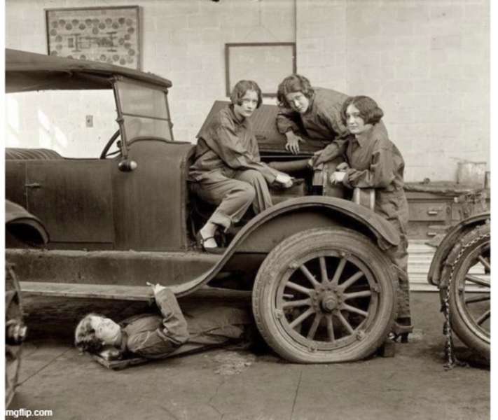 Meninas do ensino médio na aula de mecânica de automóveis, 1927 puzzle online