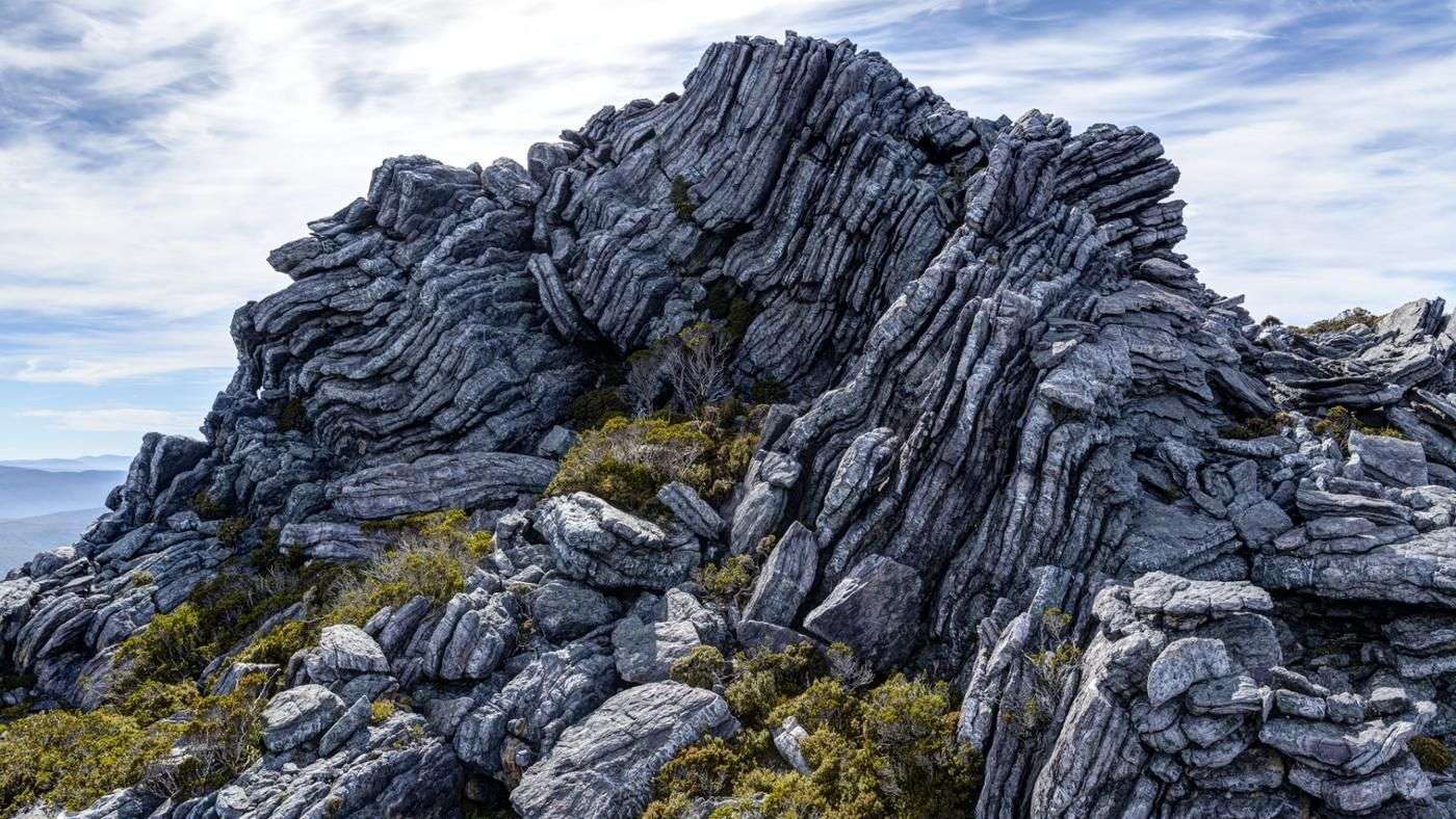 Metamorfovaný skalní útvar puzzle online z fotografie