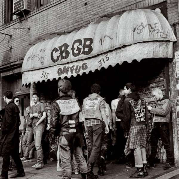 Punks vor CBGB, Sonntagsmatinee, 1984 Online-Puzzle