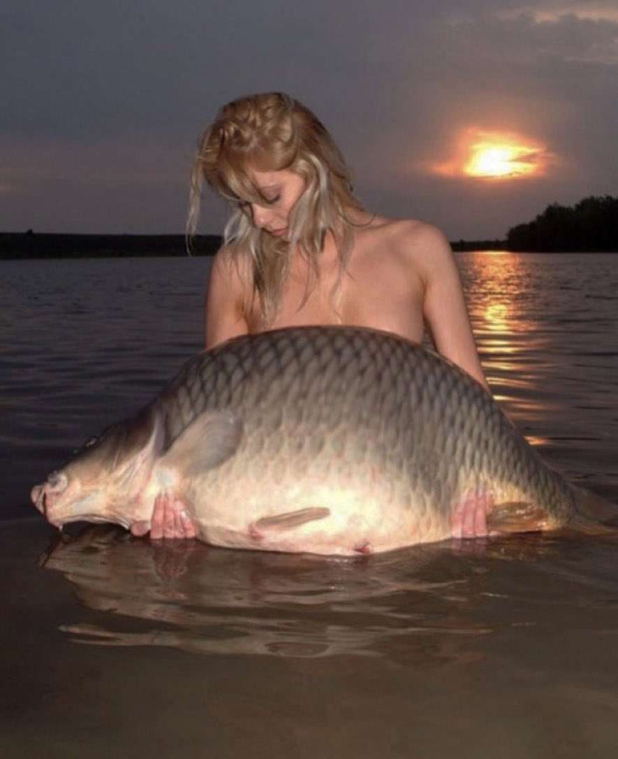 bar överkropp kvinna i vatten håller stora fiskar dramat pussel online från foto