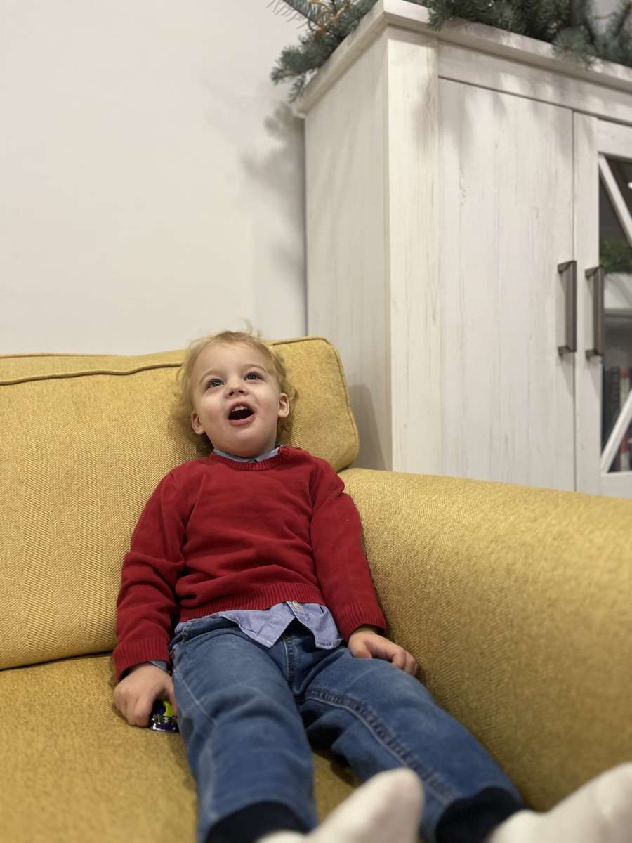 Eli vill spela pussel när han är nästan 3 år gammal Pussel online