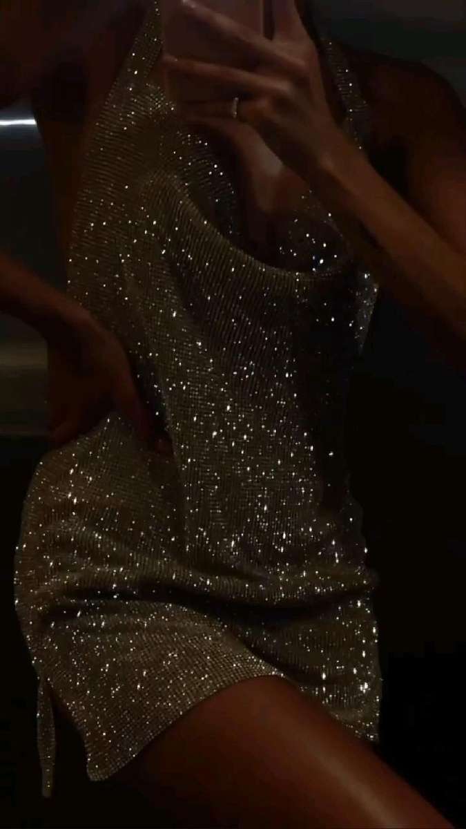 Золотое блестящее платье пазл онлайн из фото