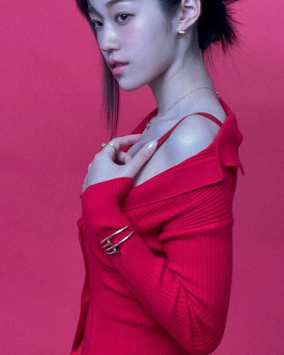 Roh yoon seo folosind rochie roșie puzzle online