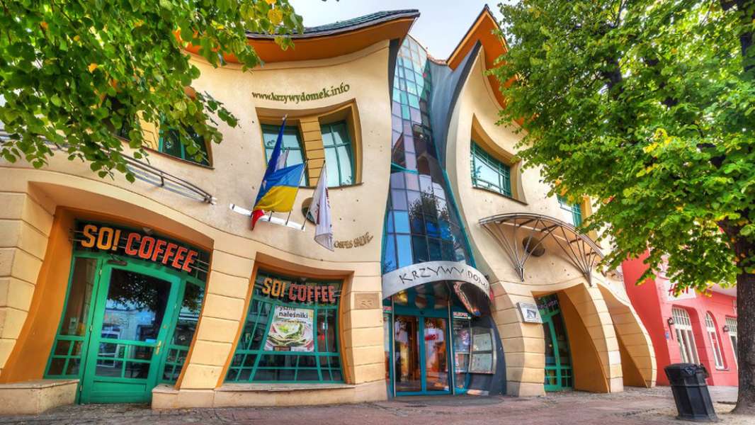 “Crooked House” in Sopot, Poland online puzzle