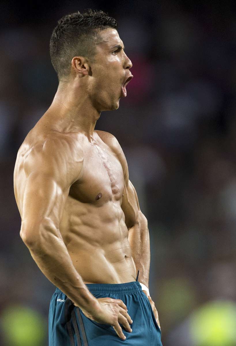 Cristiano Ronaldo mellkasa puzzle online fotóról