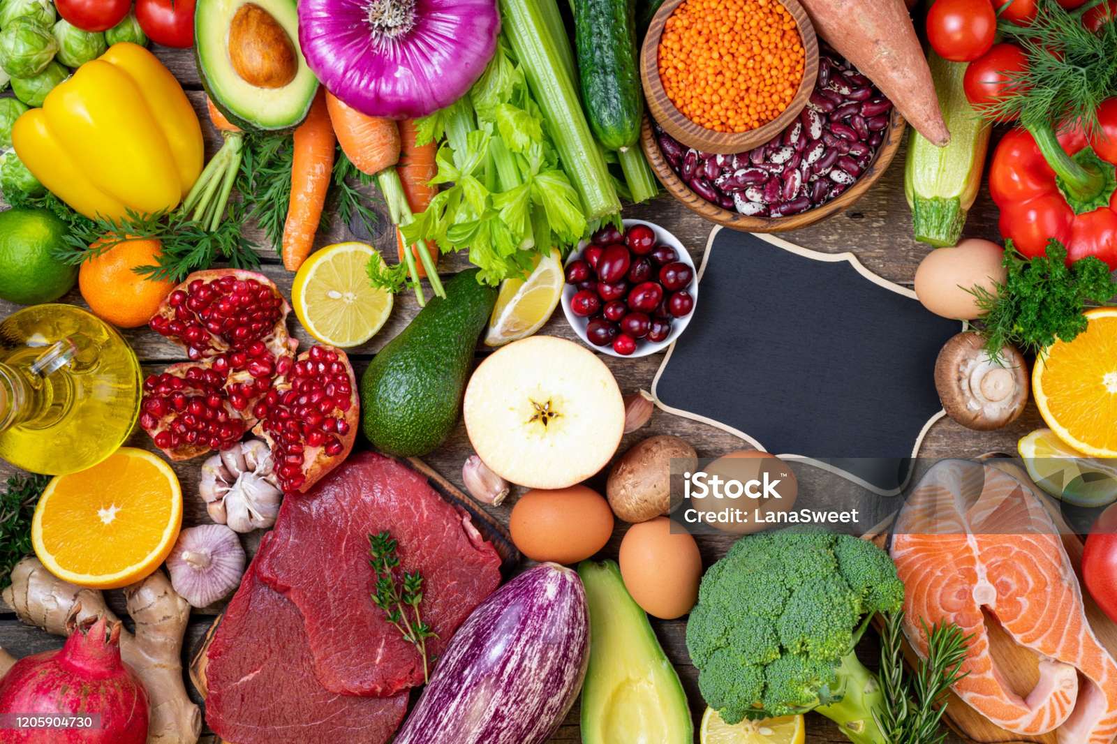 Färska grönsaker, frukt, kött och fisk på bordet Pussel online
