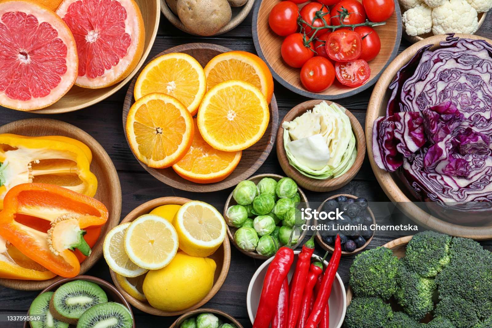 Diferentes produtos ricos em vitamina C na mesa puzzle online