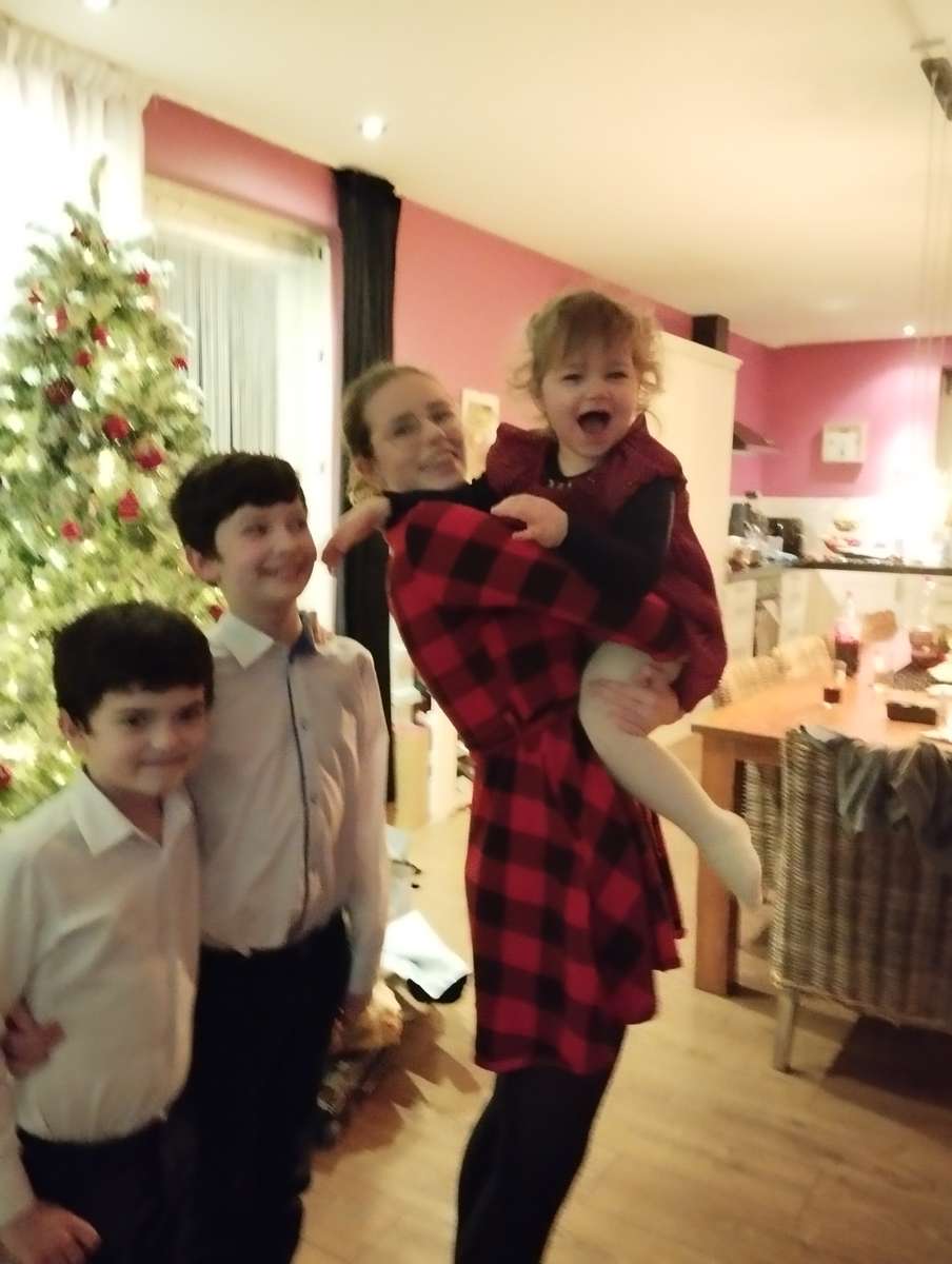 Різдво з двоюрідними сестрами та братом скласти пазл онлайн з фото
