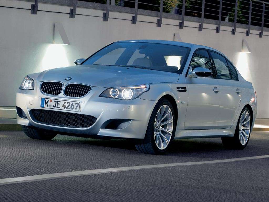 BMW M5 2005 puzzel online van foto