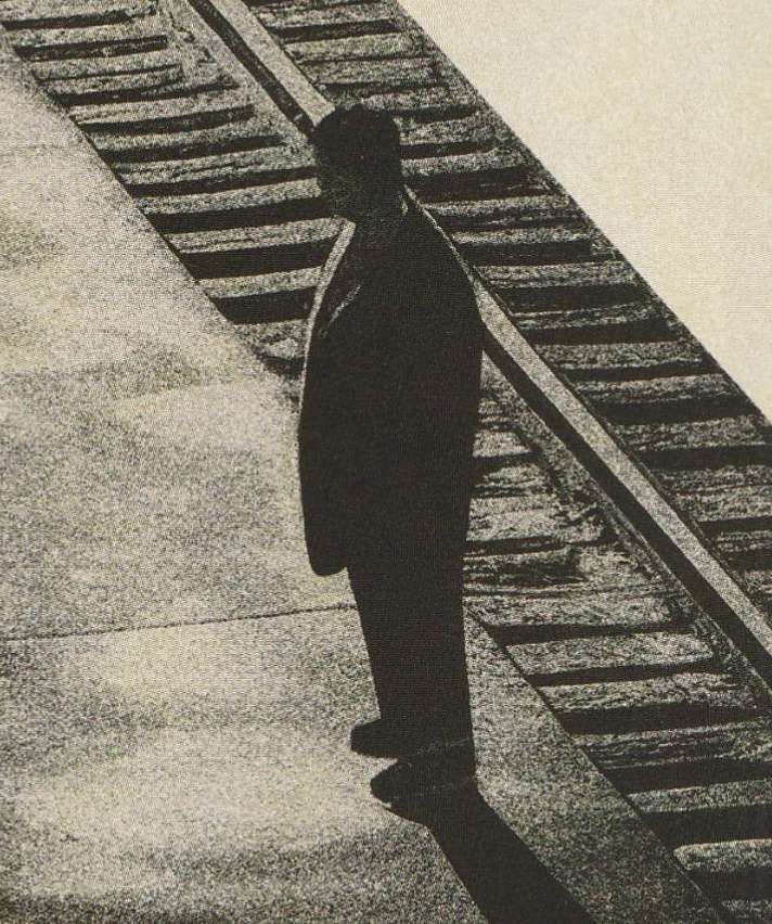 Homme sur un quai de gare puzzle en ligne à partir d'une photo