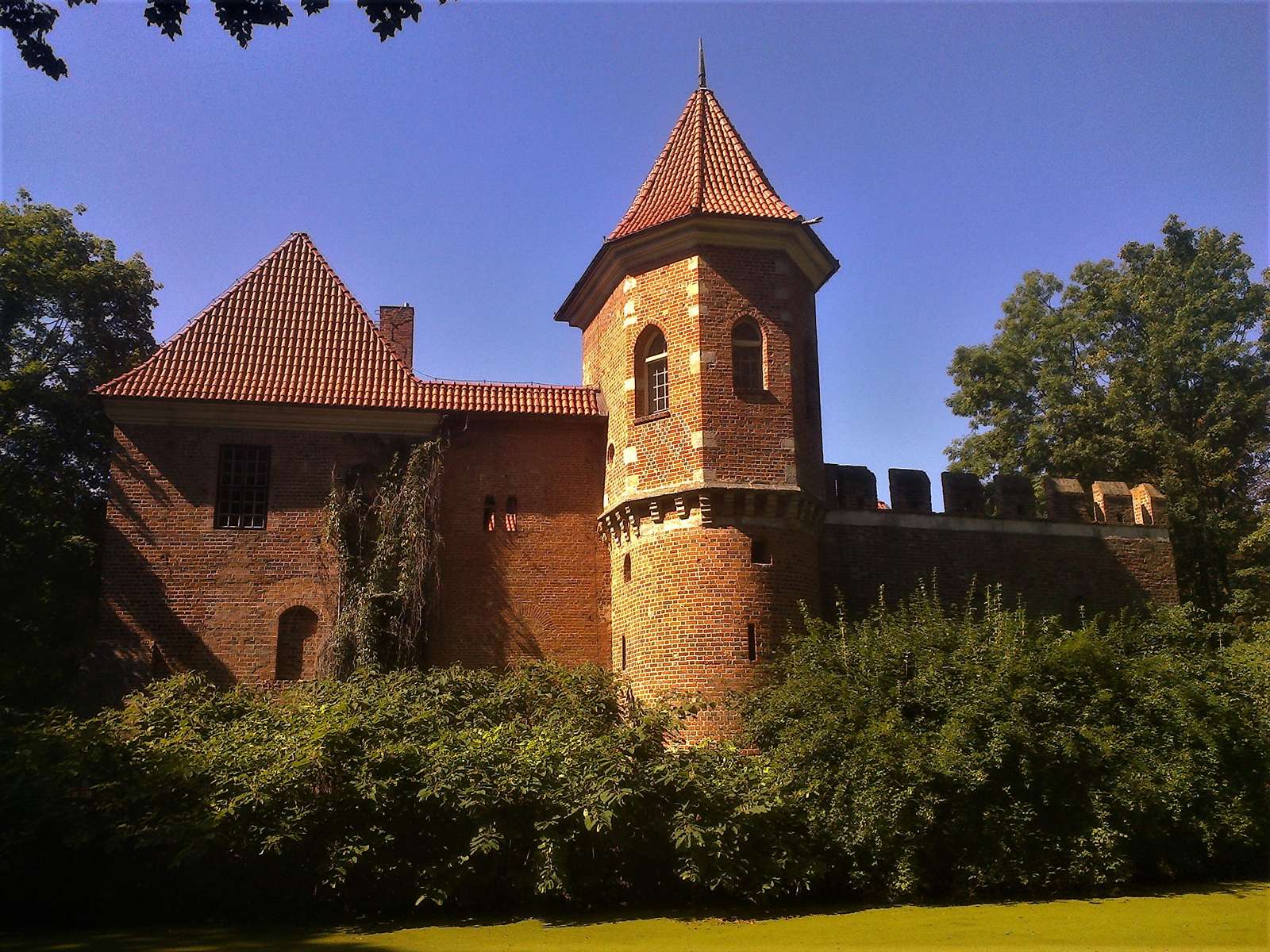 Замък в Опоров от източната страна онлайн пъзел от снимка