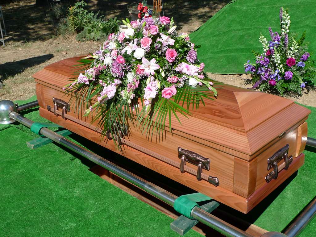 Cercueil et fleurs puzzle en ligne