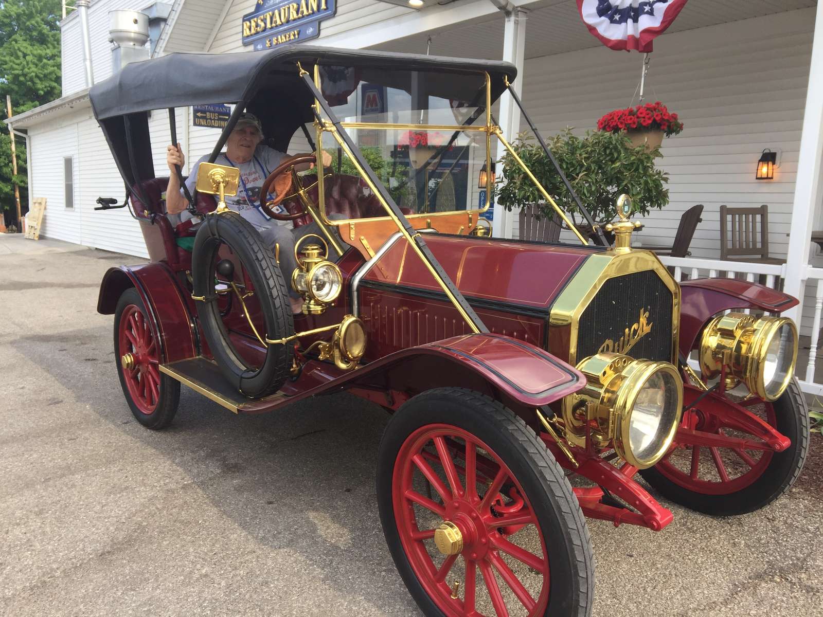 1910 Buick Model 16 Surrey puzzle online from photo
