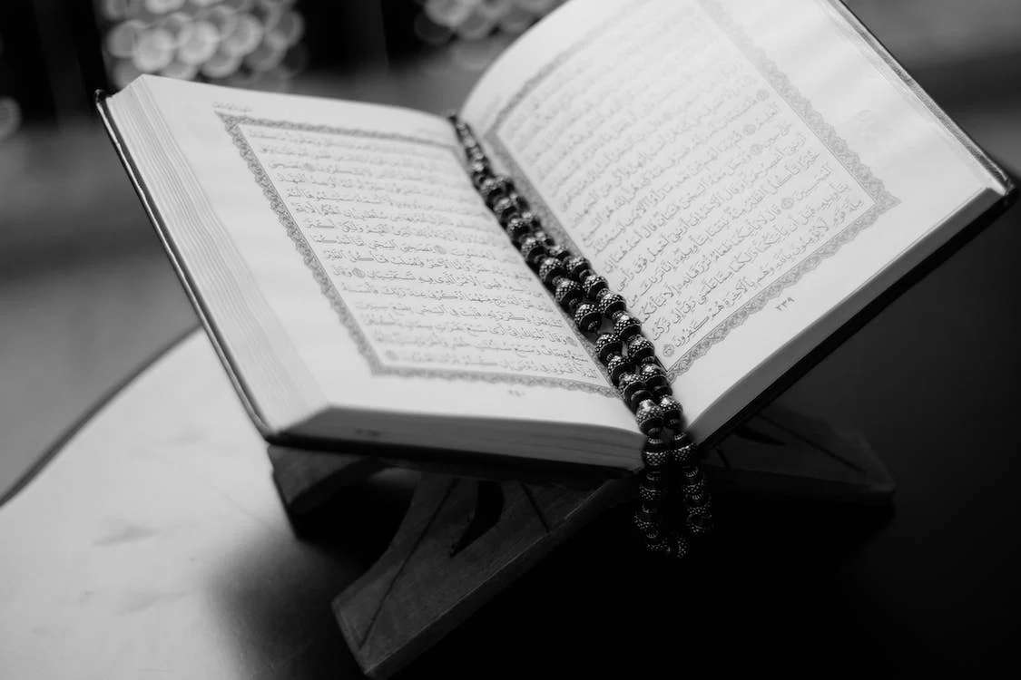 Священна книга Коран скласти пазл онлайн з фото