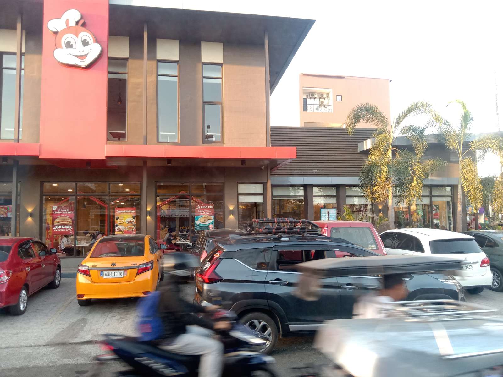 Viaje por la naturaleza en Jollibee rompecabezas en línea