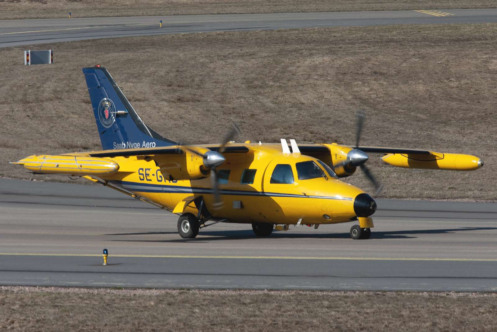 желтый самолет онлайн-пазл