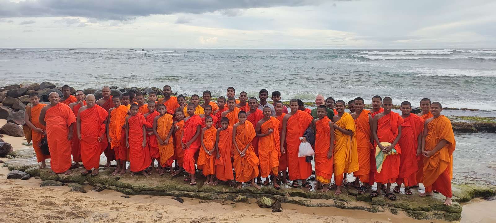 Monges na praia puzzle online
