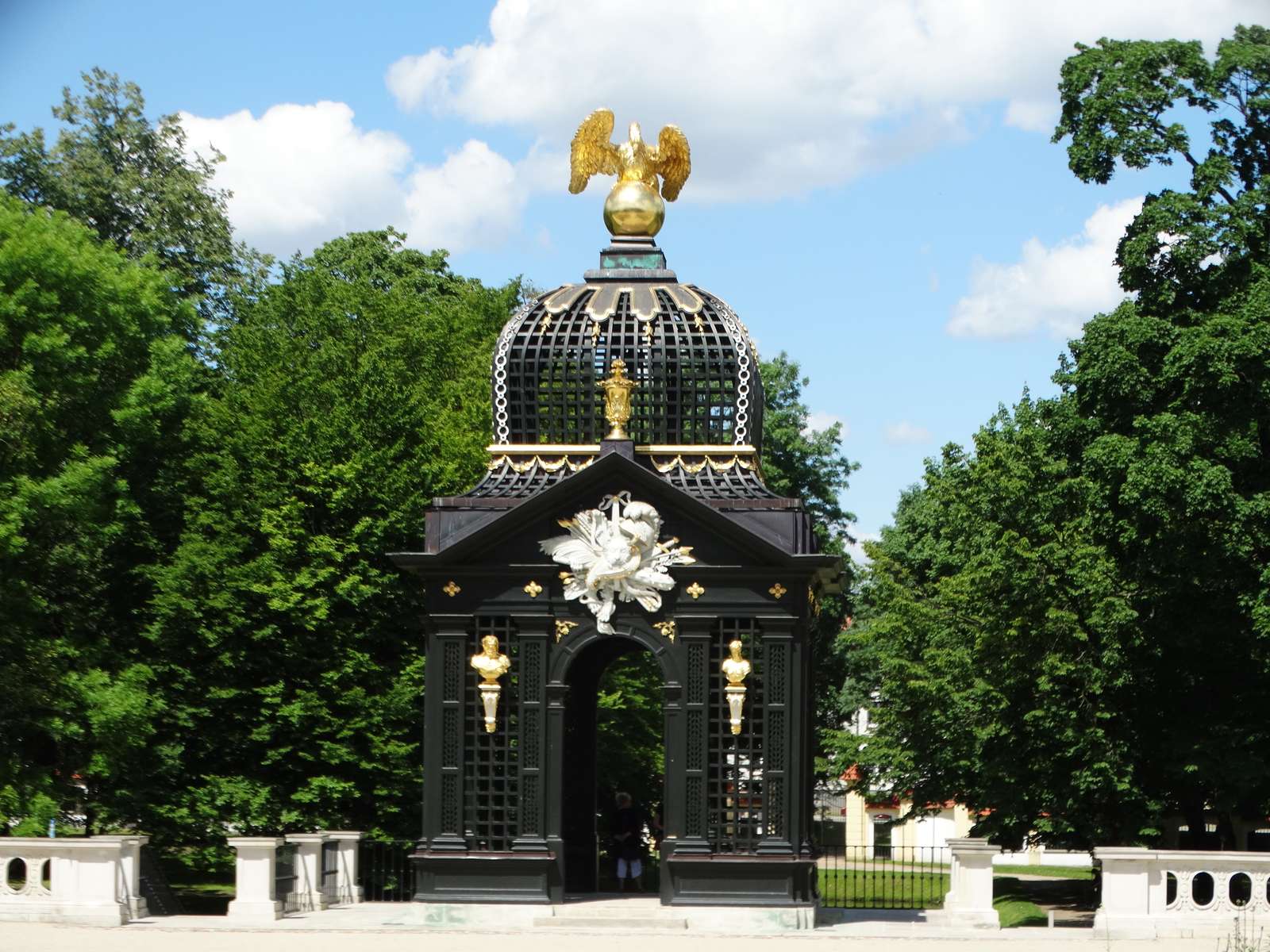 Białystok. Branicki Garden, Pavilion under the Eagle pussel online från foto