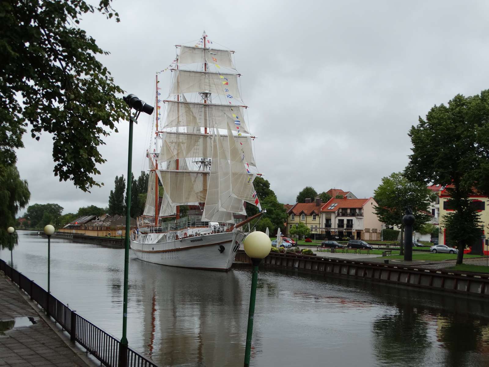 Barcă cu pânze Meridian în Klaipeda puzzle online din fotografie