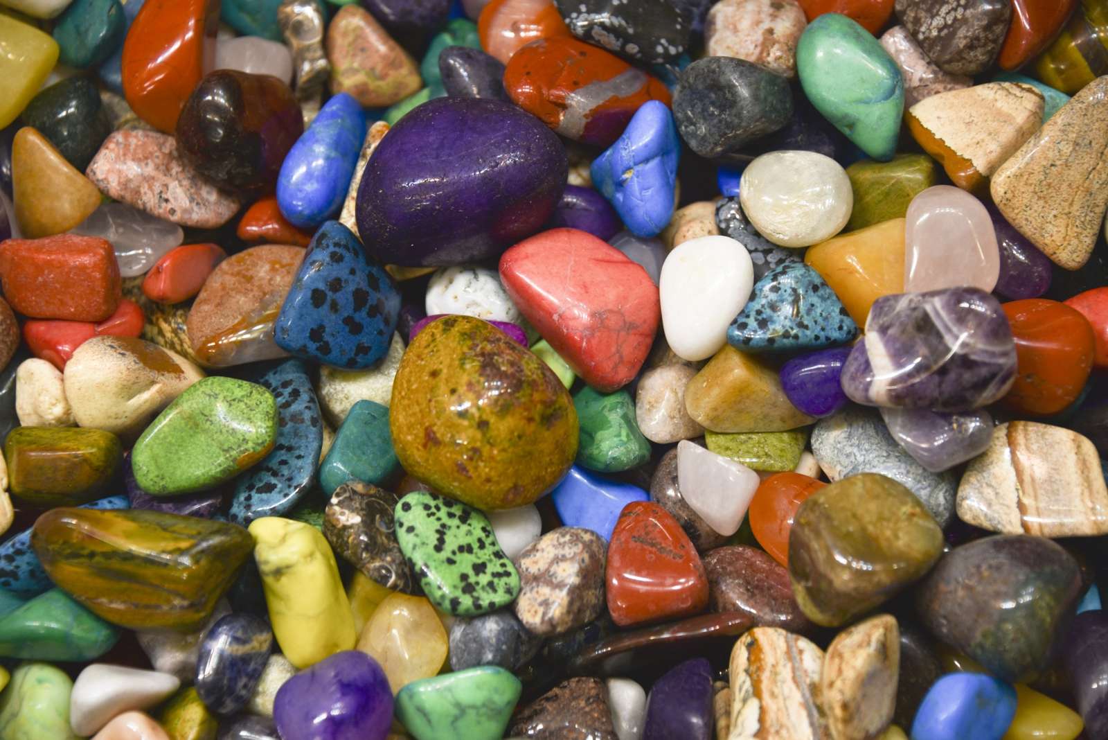 Gekleurde stenen en rotsen online puzzel