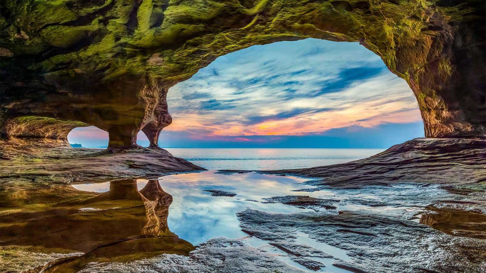 Das Meer betritt den Höhlenweg Online-Puzzle vom Foto