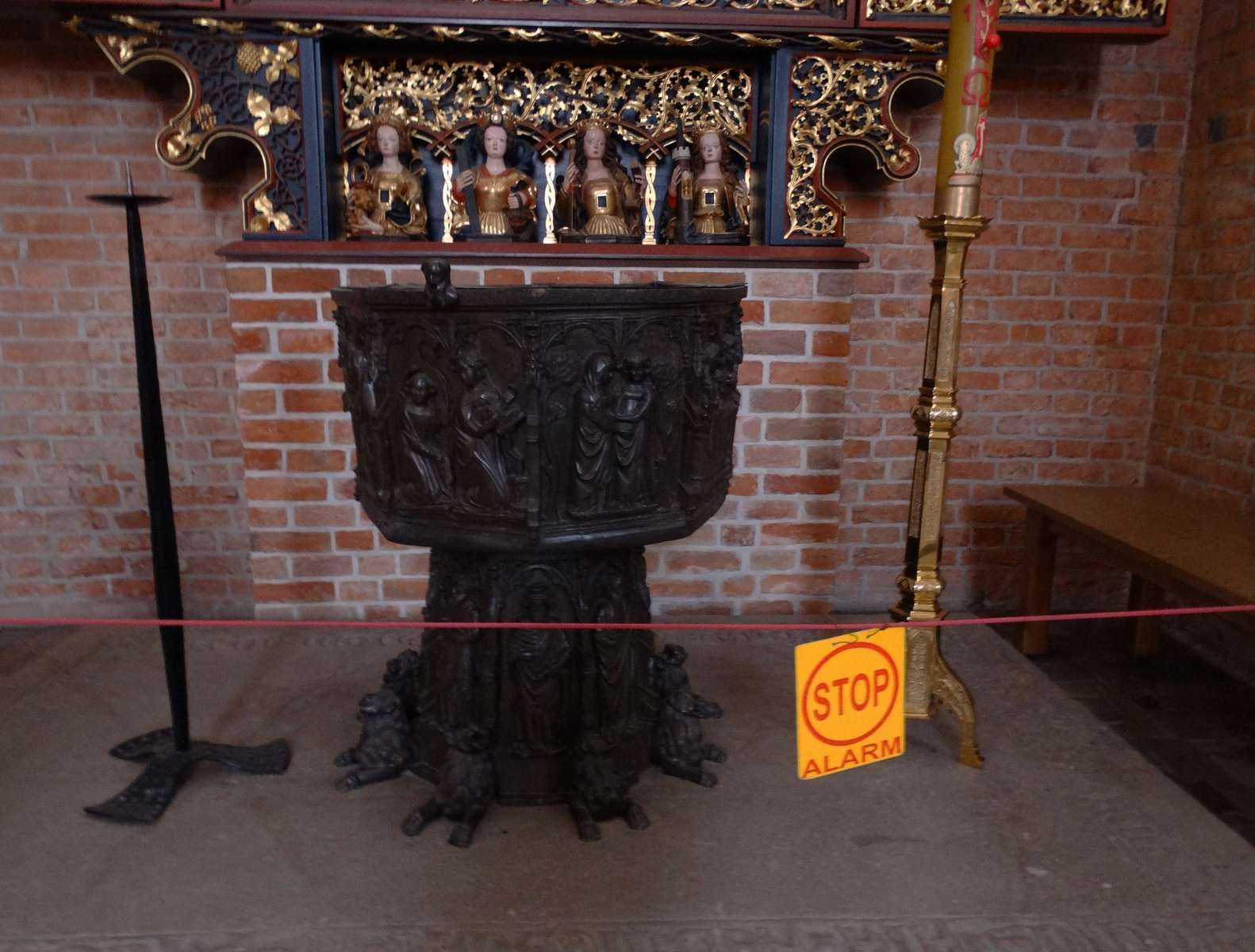A pia batismal da igreja de Santo Nicolau em Elbląg puzzle online a partir de fotografia