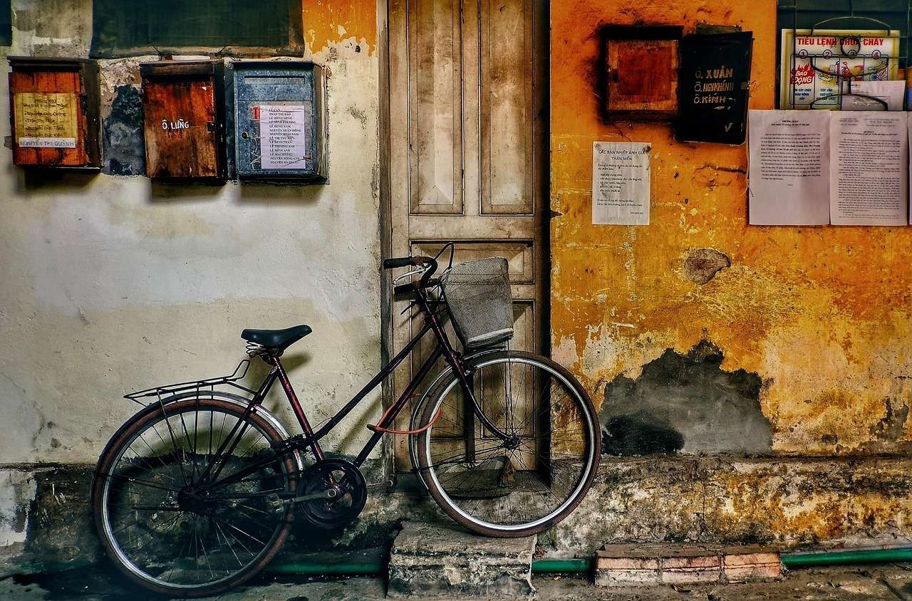 Bicicleta na frente de casa puzzle online a partir de fotografia