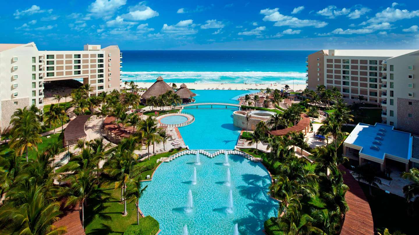 Resort con piscinas 3 puzzle online a partir de foto