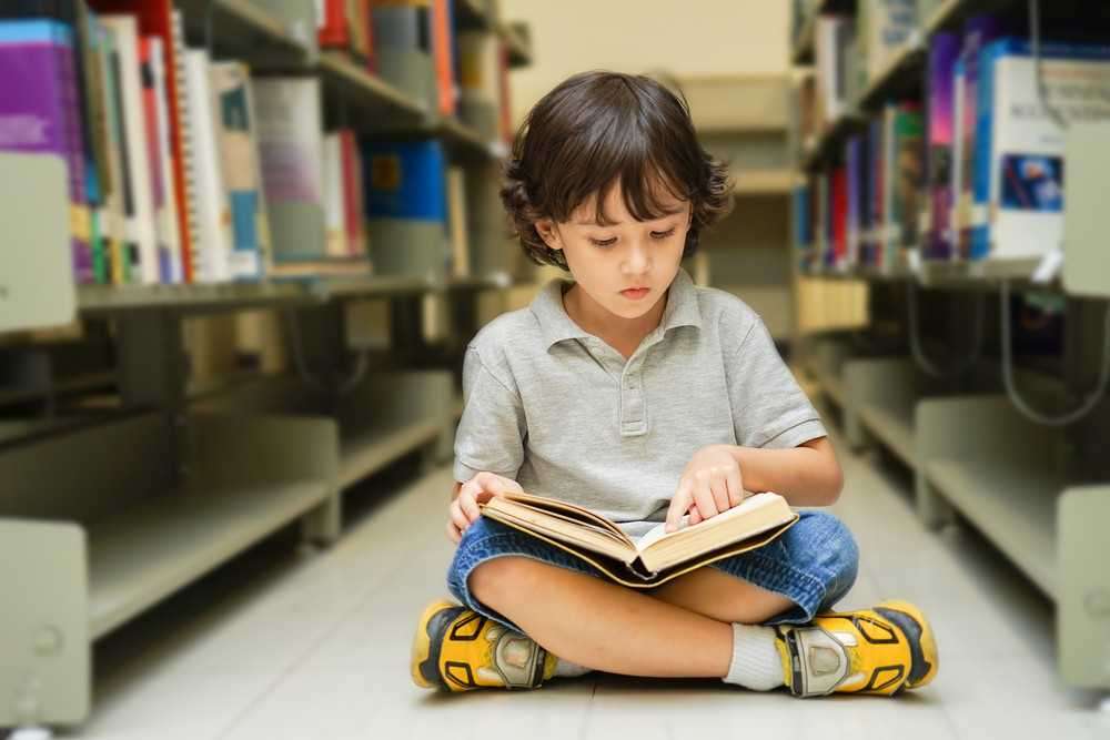 Garçon lisant un livre puzzle en ligne