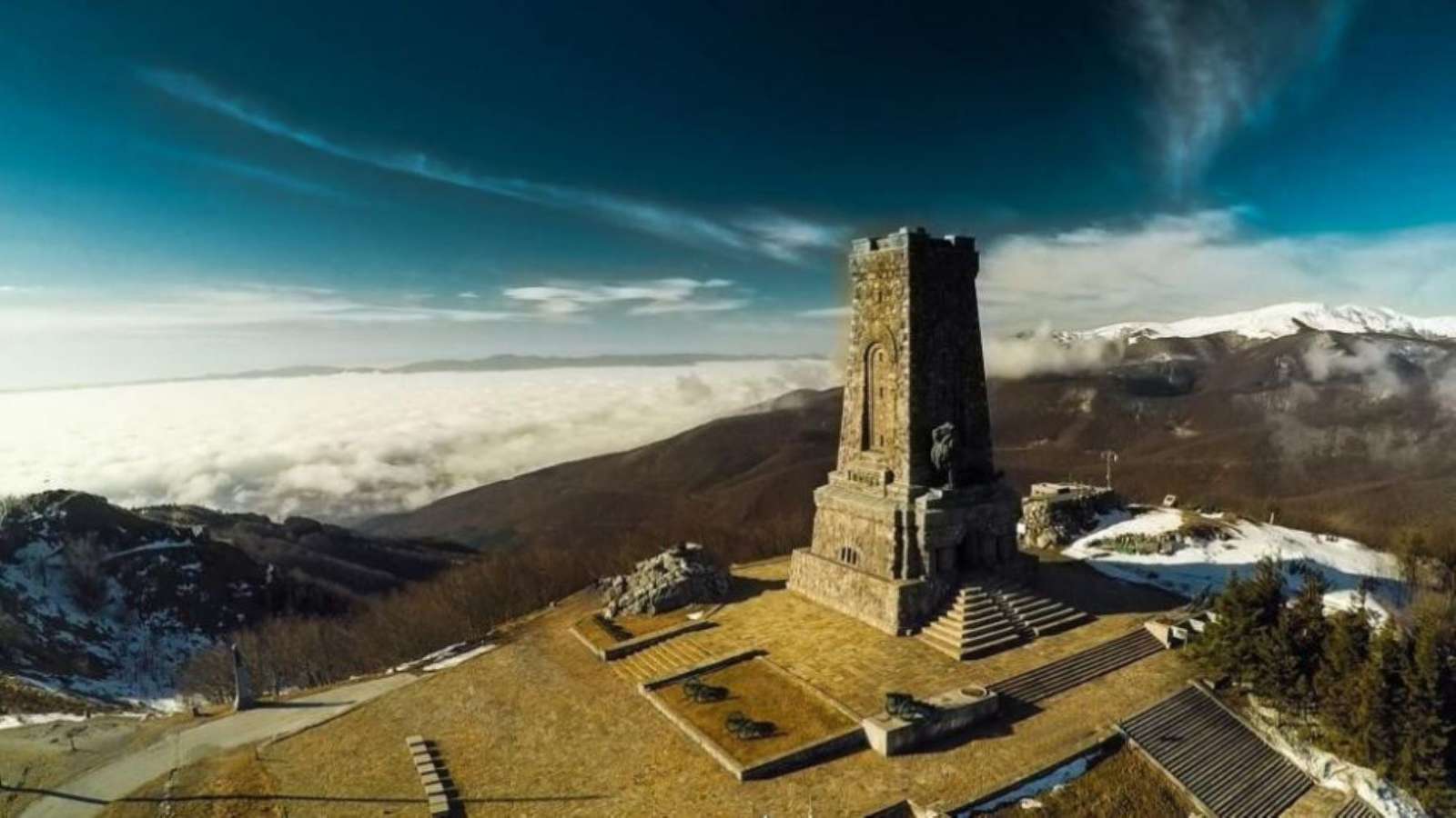 El monumento del pico de Shipka. rompecabezas en línea