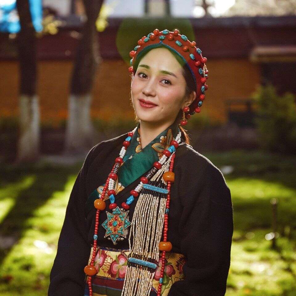 Een Tibetaanse vrouw met traditionele kledij puzzel online van foto
