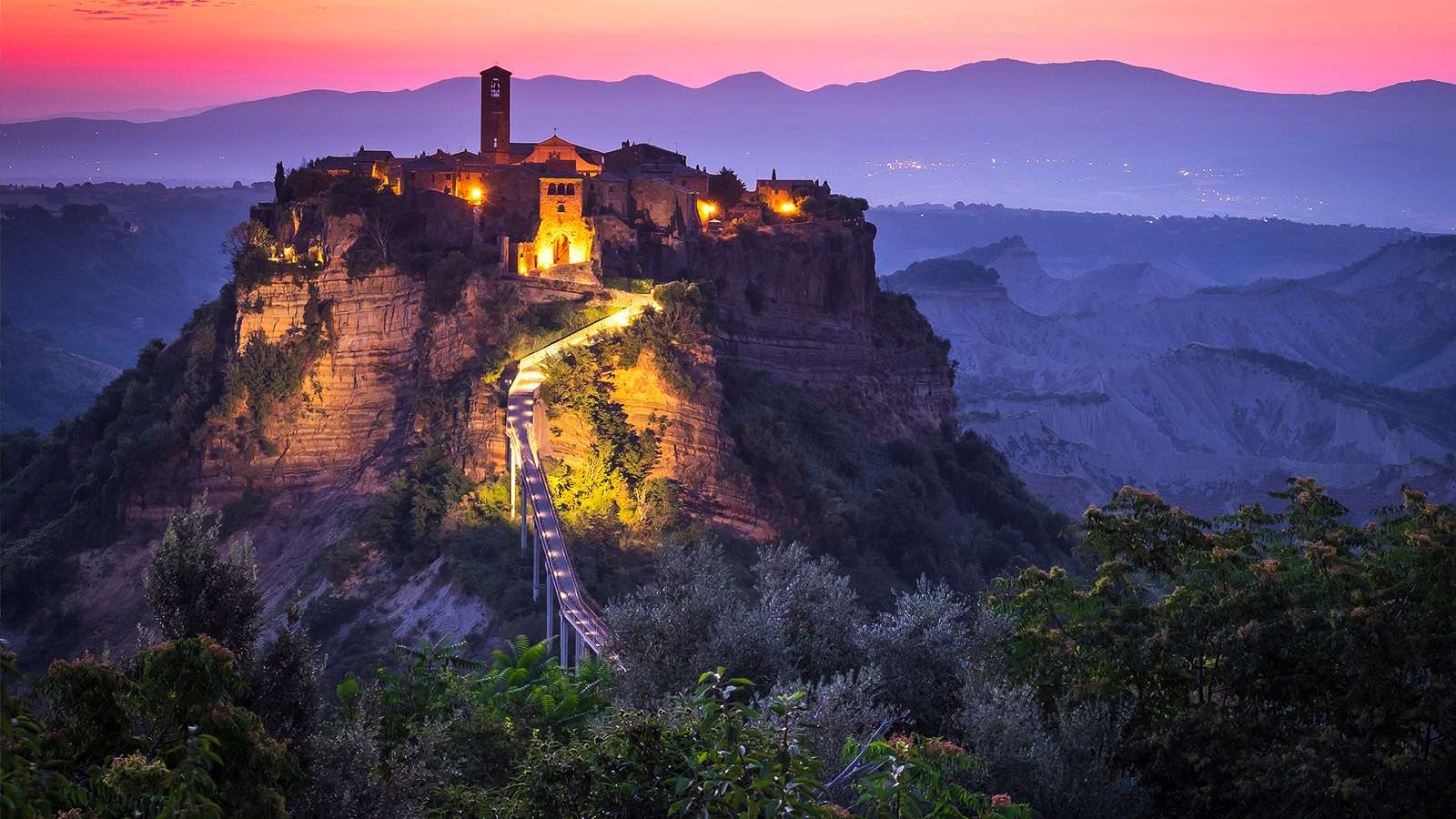 um castelo em algum lugar da Itália puzzle online