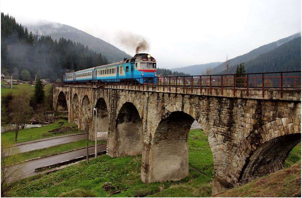 De oude Oostenrijkse brug in het dorp Vorokhta, op Ivan online puzzel