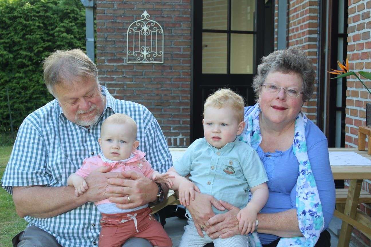 Oupa en ouma met kleininders Pussel online