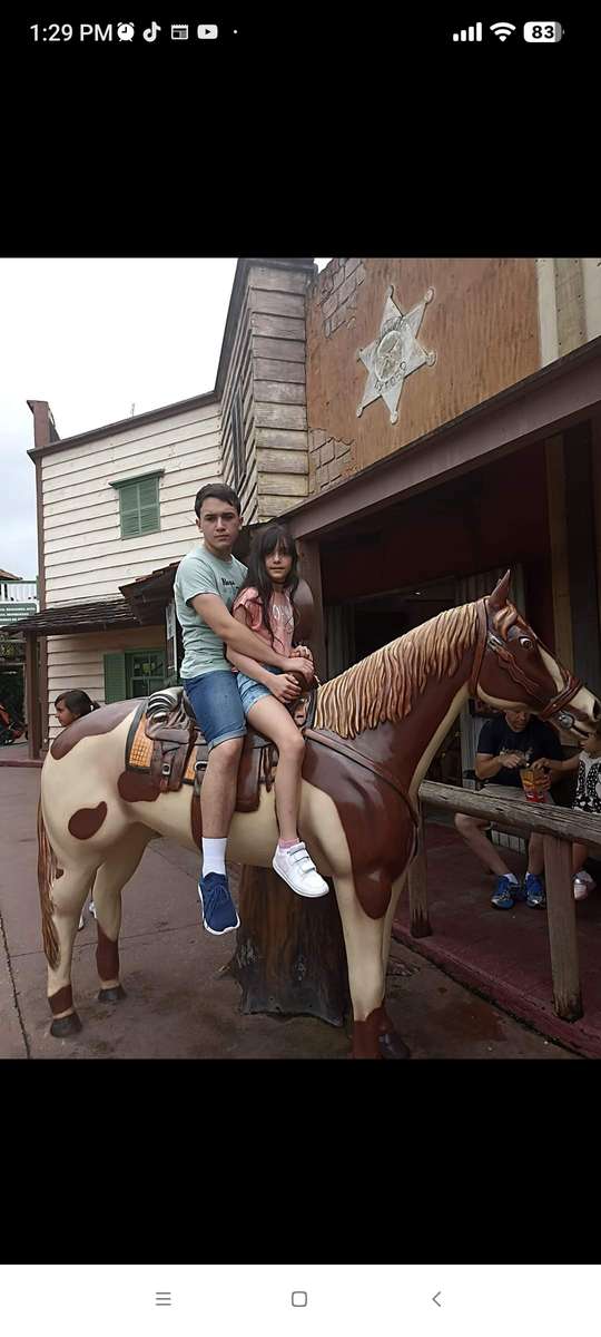 Joaquín och Julieta rider på hästar Pussel online