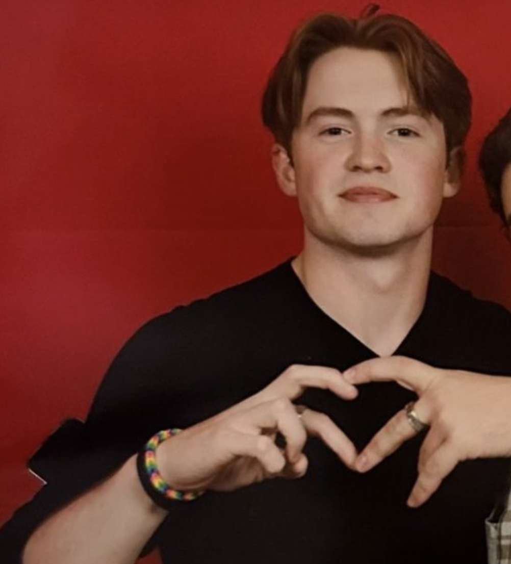 kit Connor haciendo un corazón rompecabezas en línea