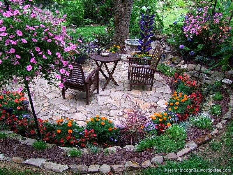 Patio con plantas con flores rompecabezas en línea