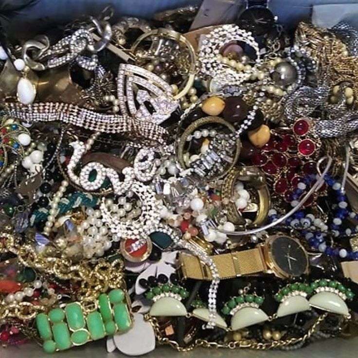 Pile of Jewelry online puzzle