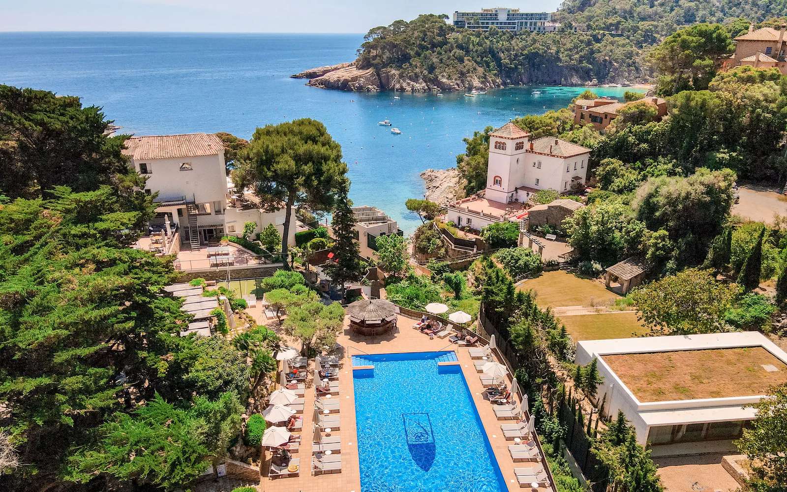 Resort con piscina en el océano rompecabezas en línea