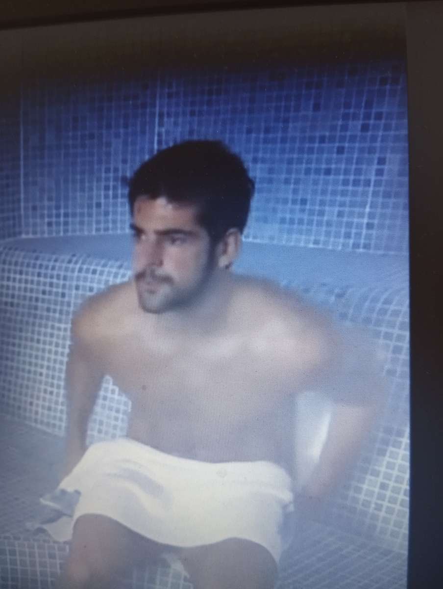 Chico guapo en la sauna. rompecabezas en línea