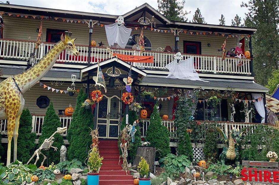 Maison décorée pour Halloween puzzle en ligne à partir d'une photo