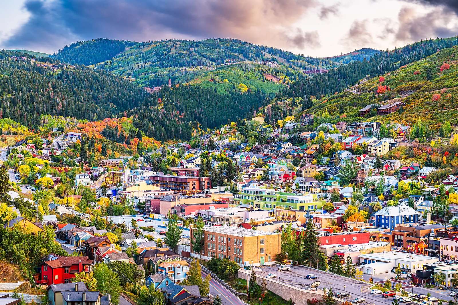 Kleine Stadt, große Berge Online-Puzzle