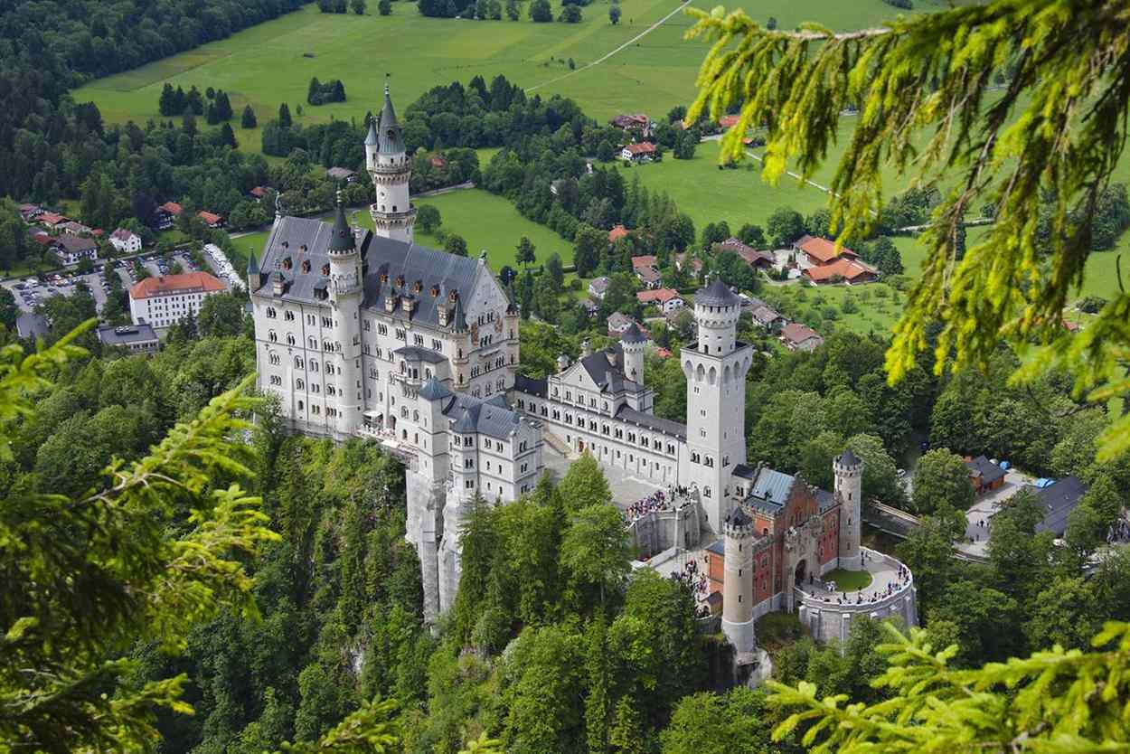 Castle Among The Green Trees puzzle online from photo